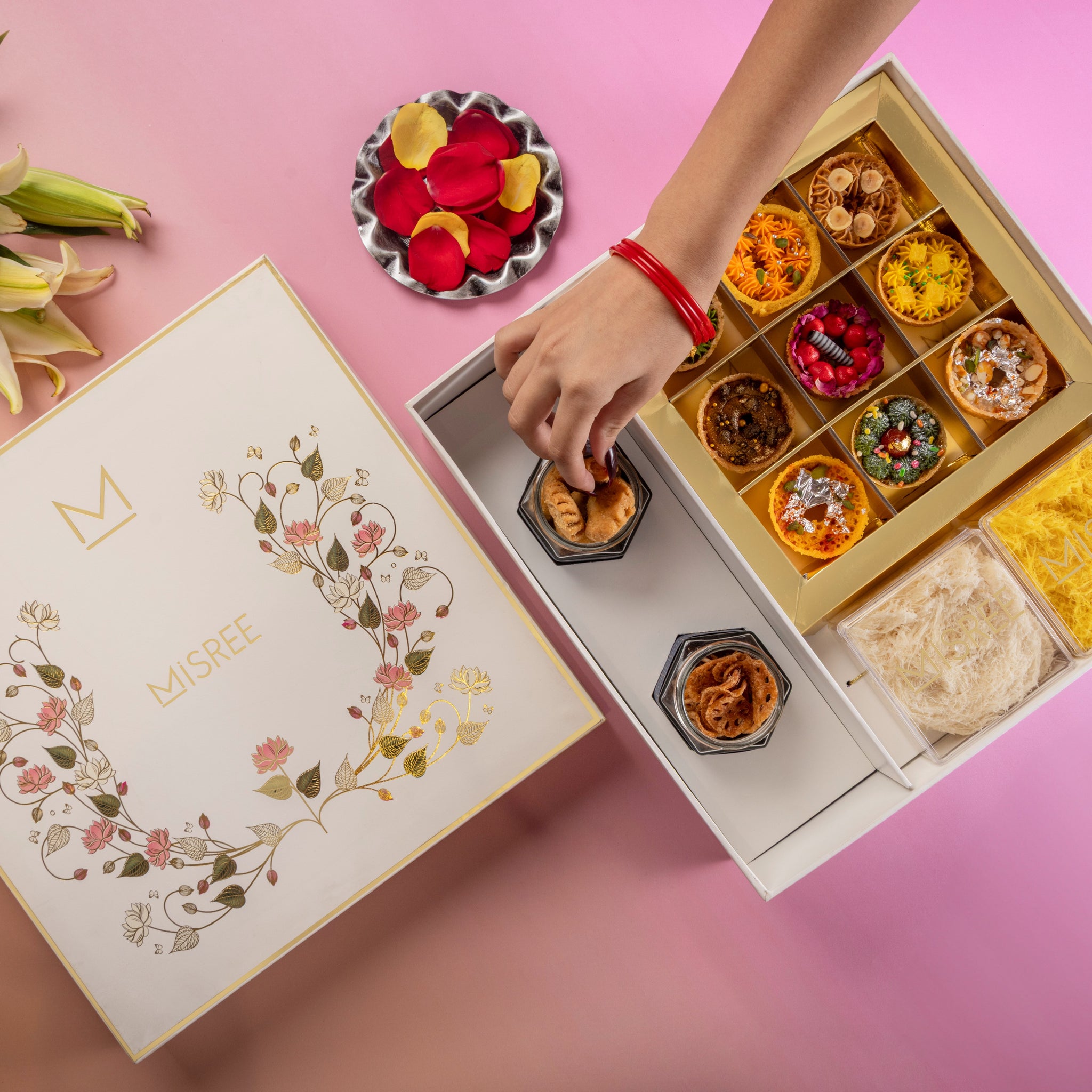 Cream Floral Hamper