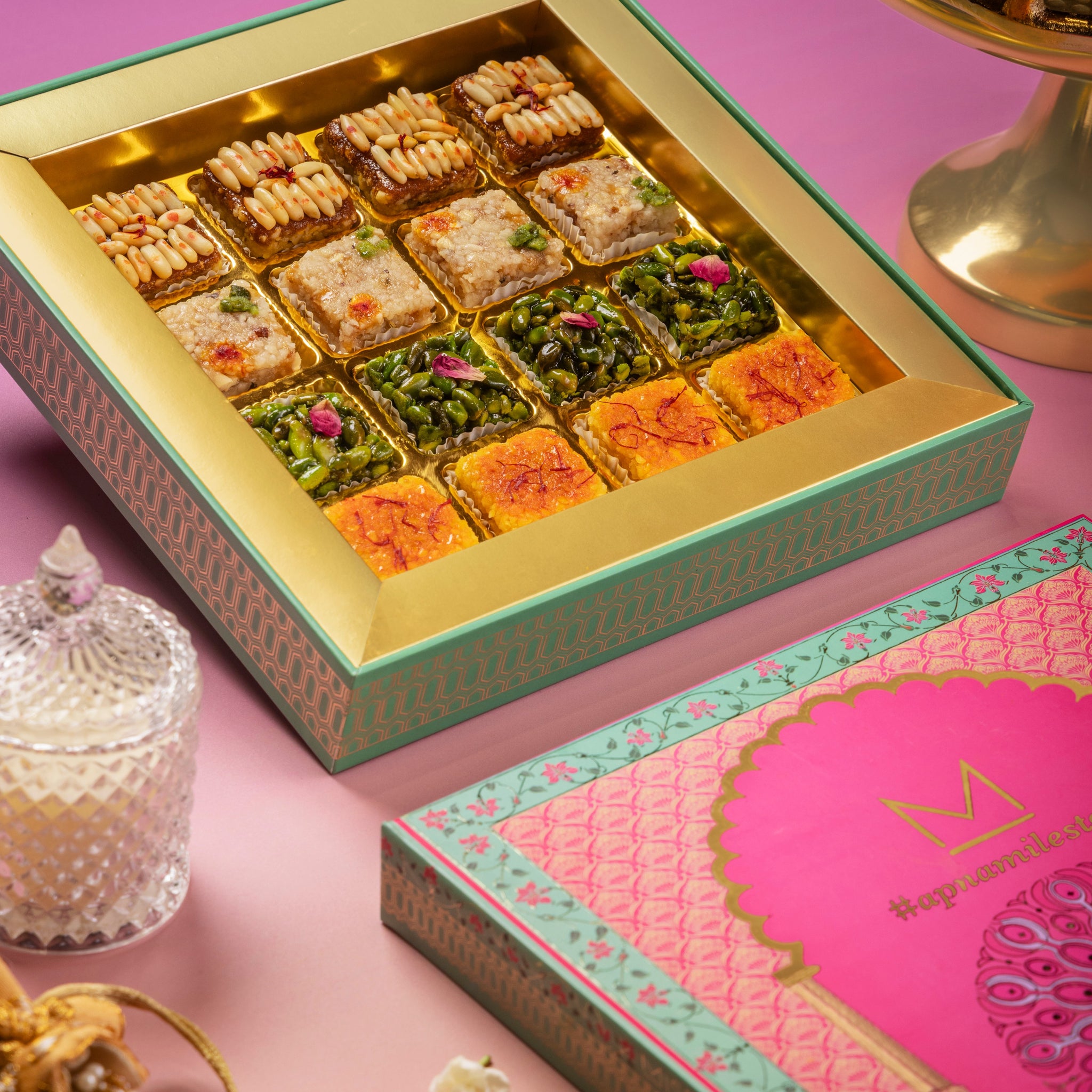 FESTIVE CAKE Premium Box of 16